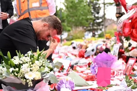 هندرسون يودع جوتا في لحظة مؤثرة (فيديو)